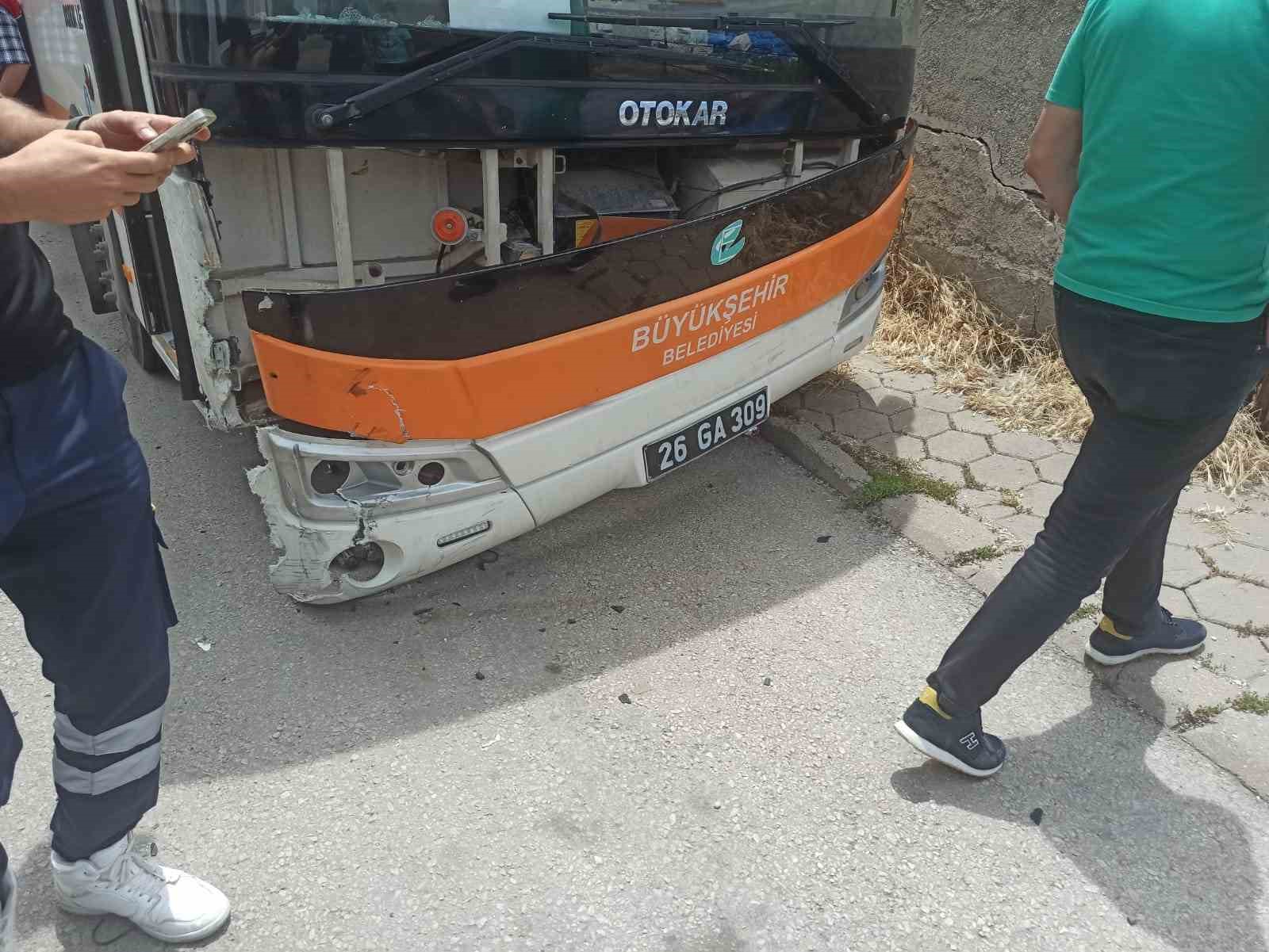 Belediye otobüsü hafif ticari araca çarptı: 1 yaralı