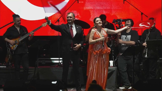 Melek Mosso konseri nedeniyle tepkileri üzerine çeken Süleymanpaşa Belediye Başkanı Yüksel, özür diledi