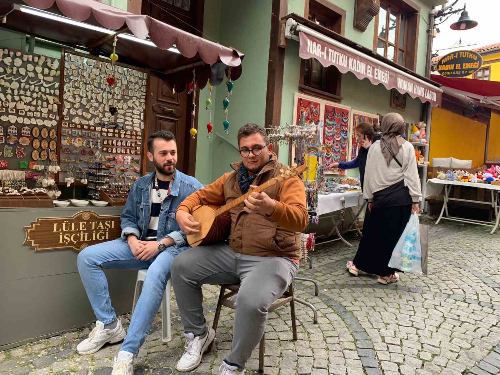 (ÖZEL) Tarihi bölgede esnaf turistleri yöresel türküler söyleyerek karşılıyor