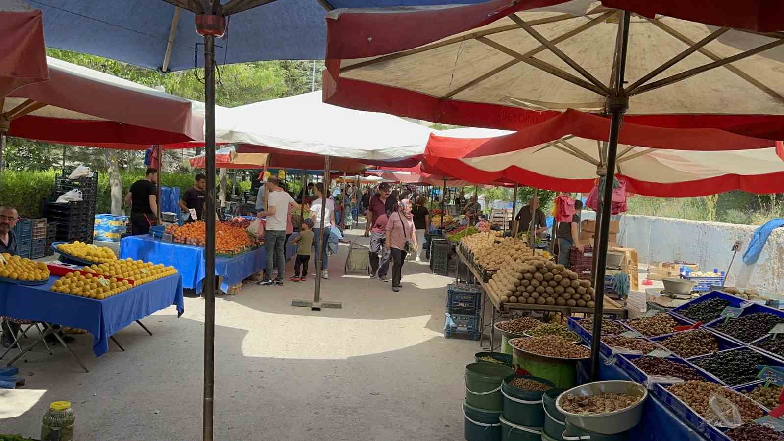 (ÖZEL) Velilerden sınav yapılan okulu önüne kurulan semt pazarı tepkisi