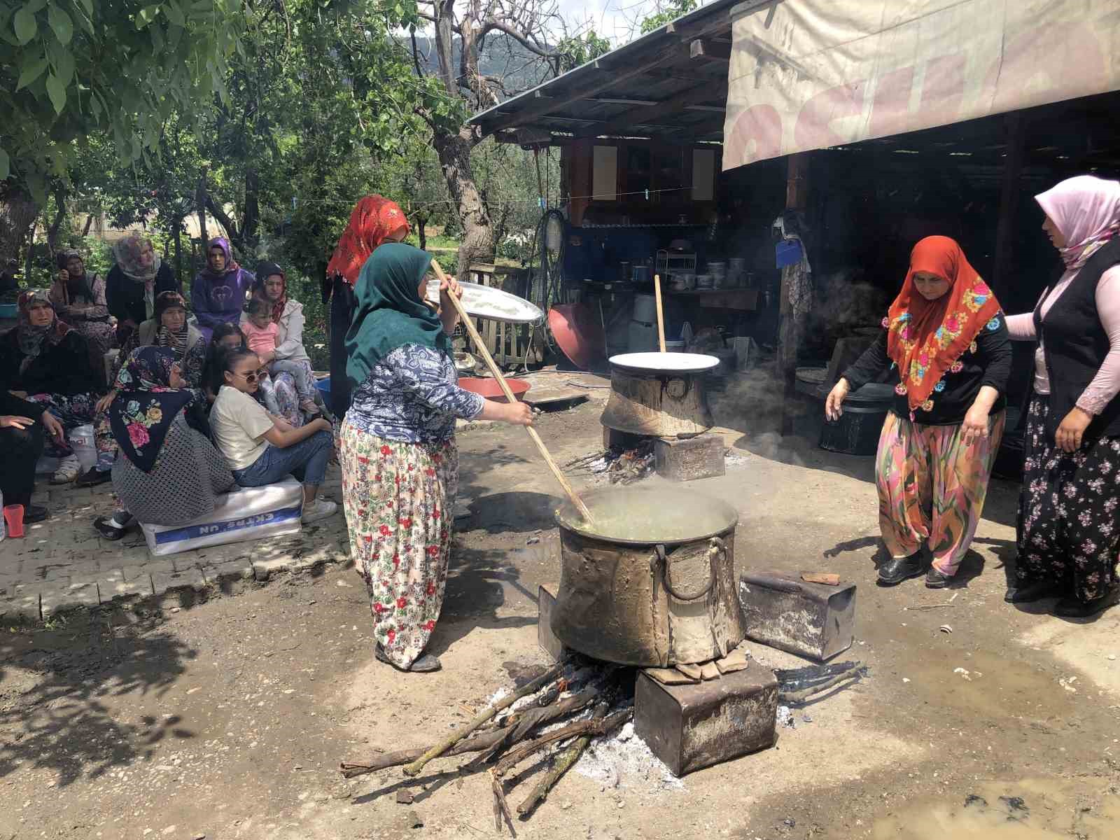 Köylü kadınlar asırlık geleneği yaşatıyor