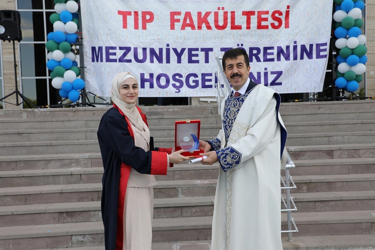 KSBÜ Tıp Fakültesinden mezun olan 104 öğrenci törenle hekimlik mesleğine adım attı