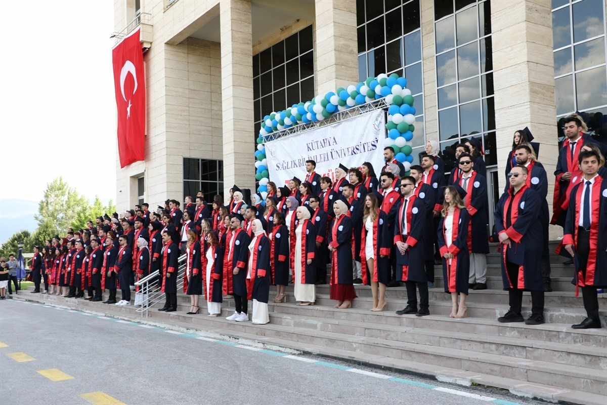 KSBÜ Tıp Fakültesinden mezun olan 104 öğrenci törenle hekimlik mesleğine adım attı