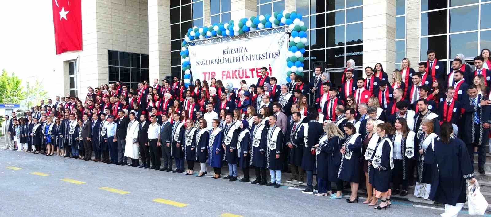 KSBÜ Tıp Fakültesinden mezun olan 104 öğrenci törenle hekimlik mesleğine adım attı