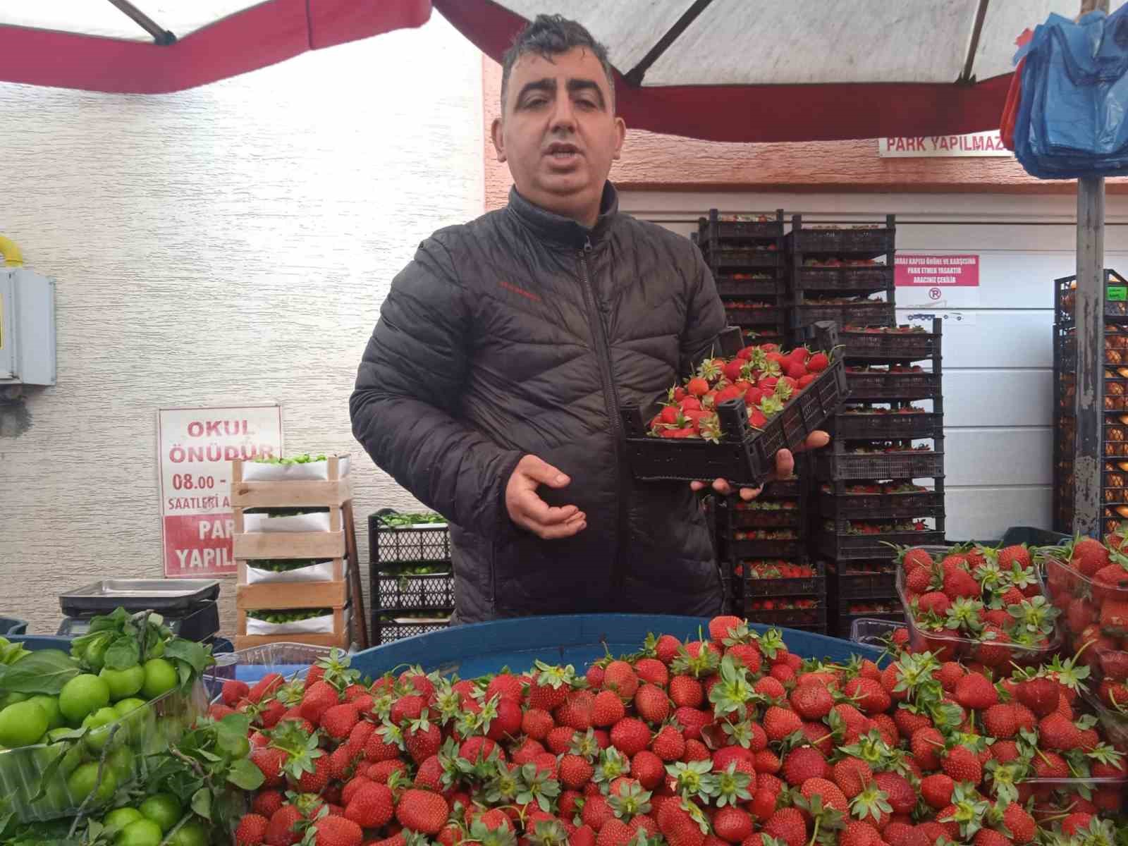 Aşırı yağışlar tezgahlardaki meyve ve sebzeyi etkiliyor