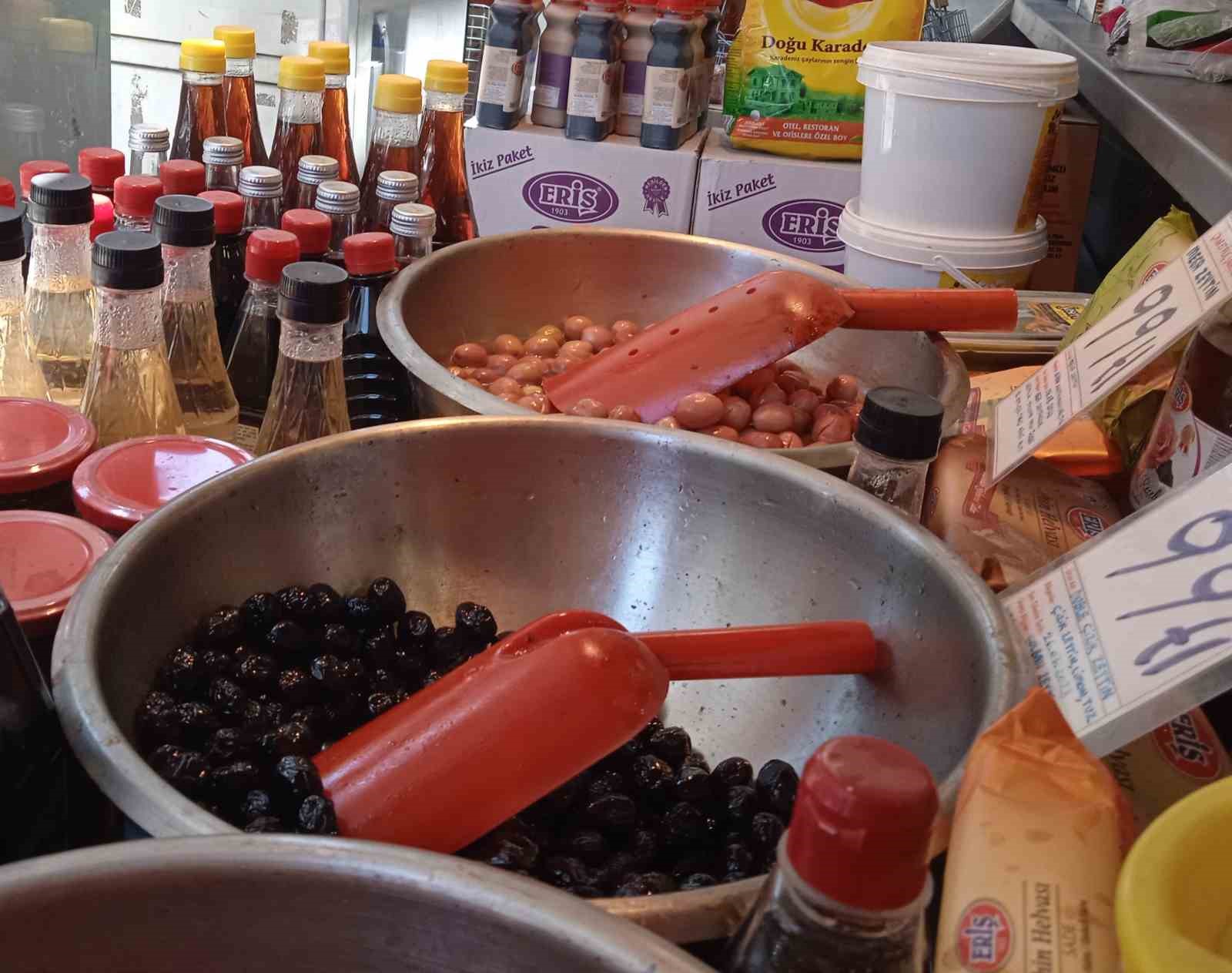 Vatandaşlar şarküterilerde en çok peynir ve zeytin çeşitlerine rağbet gösteriyor