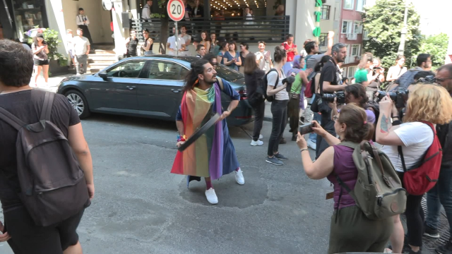Yürüyüş yapmayı planlayan LGBT'liler Taksim'de toplanmaya başladı