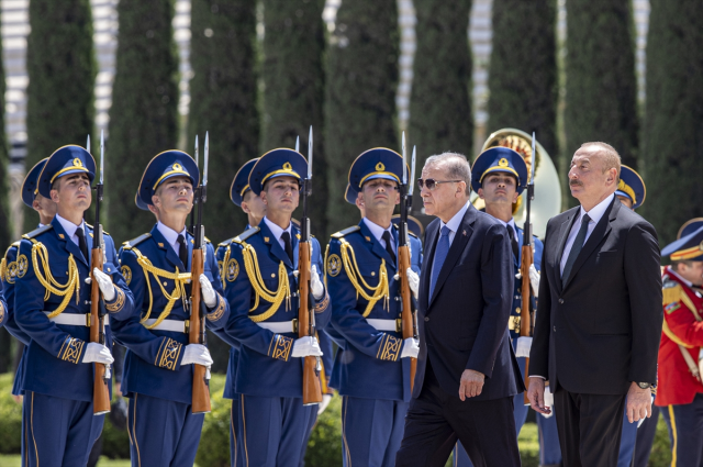 Erdoğan, Azerbaycan'da resmi törenle karşılandı! Sinan Oğan da heyette