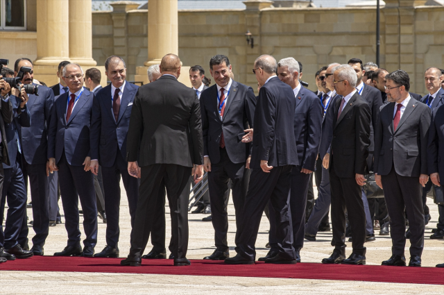 Erdoğan, Azerbaycan'da resmi törenle karşılandı! Sinan Oğan da heyette