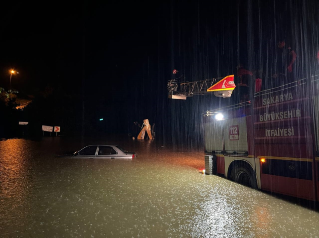 Sakarya'da şiddetli yağış, cadde ve sokakları göle çevirdi