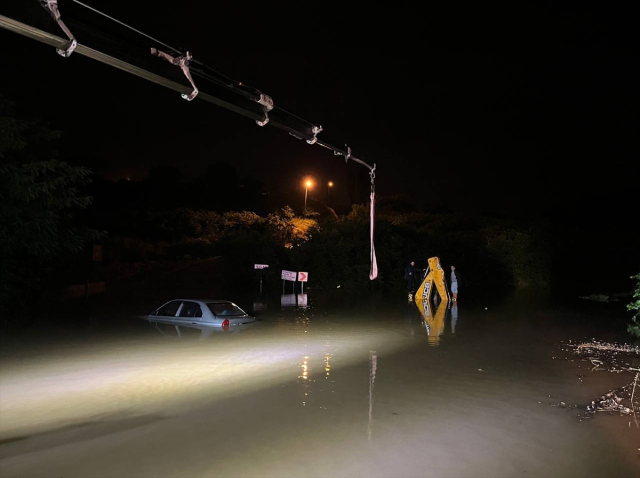 Sakarya'da şiddetli yağış, cadde ve sokakları göle çevirdi