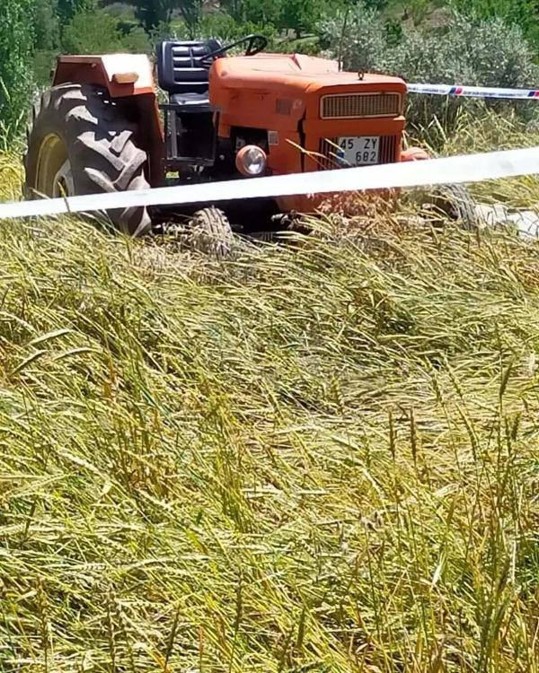 Manisa'da traktör devrildi; sürücü yaralı, eşi öldü