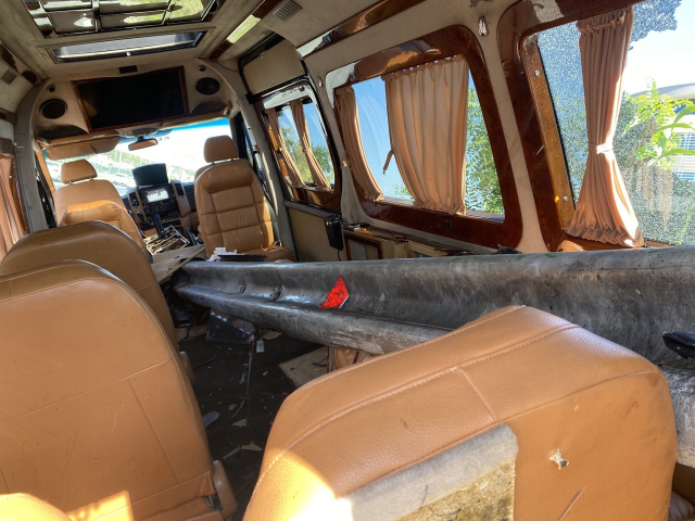 Antalya'da dehşete düşüren kaza: Ok gibi saplanan bariyer minibüsün içinden geçti