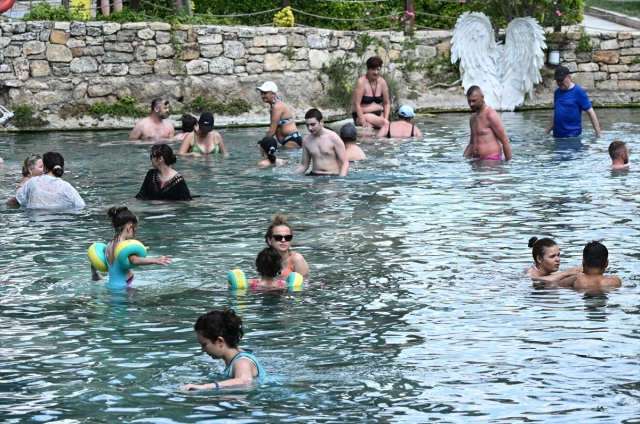 Pamukkale'ye gelen turistler bu havuza girmeden gitmiyor! Hz. Meryem'in gözünü iyileştirdi, Kleopatra bile burada yüzdü