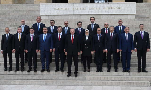 Cumhurbaşkanı Erdoğan ve yeni kabine üyeleri Anıtkabir'de