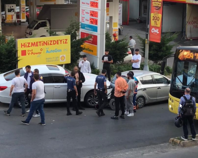 Bidonla benzin almak isteyen sürücü, olumsuz yanıt alınca otomobilini çalışanların üzerine sürdü