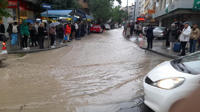 Ankara yağışa teslim! Mansur Yavaş tüm izinleri iptal etti, ekipler ihbarlara ulaşmaya çalışıyor