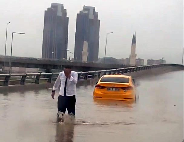 Ankara yağışa teslim! Mansur Yavaş tüm izinleri iptal etti, ekipler ihbarlara ulaşmaya çalışıyor