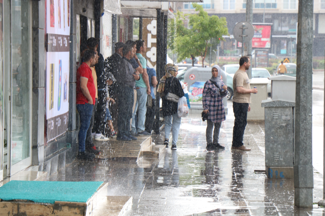 Kırşehir'de şiddetli yağış! 10 dakikada caddeler göle döndü
