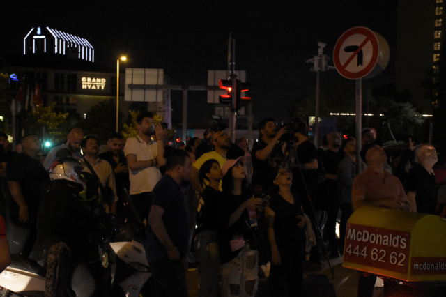 ABD vatandaşı Taksim'de kendini astı, vatandaşlar olan biteni film izler gibi izledi