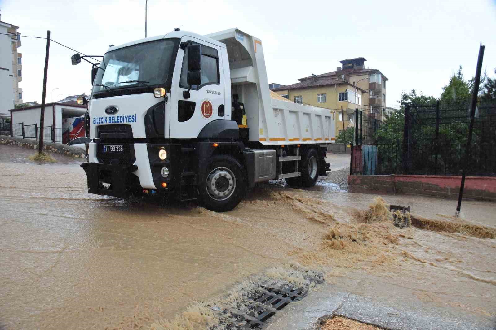 Sağanak yağış sonrası tüm belediye ekipleri sabah saatlerine kadar mesai yaptı