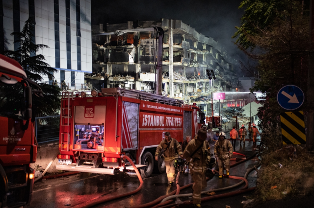 Başakşehir'deki fabrikada yangın 37 saattir devam ediyor! Binanın son 2 katında çökmeler yaşanıyor