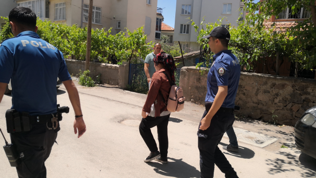 Aksaray'da bıçaklı intihar girişiminde bulunan kadın polis ve gazetecileri kovaladı