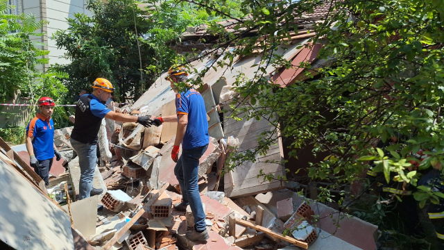 Metruk evin yıkımı sırasında göçük altında kalan 2 kişi hayatını kaybetti
