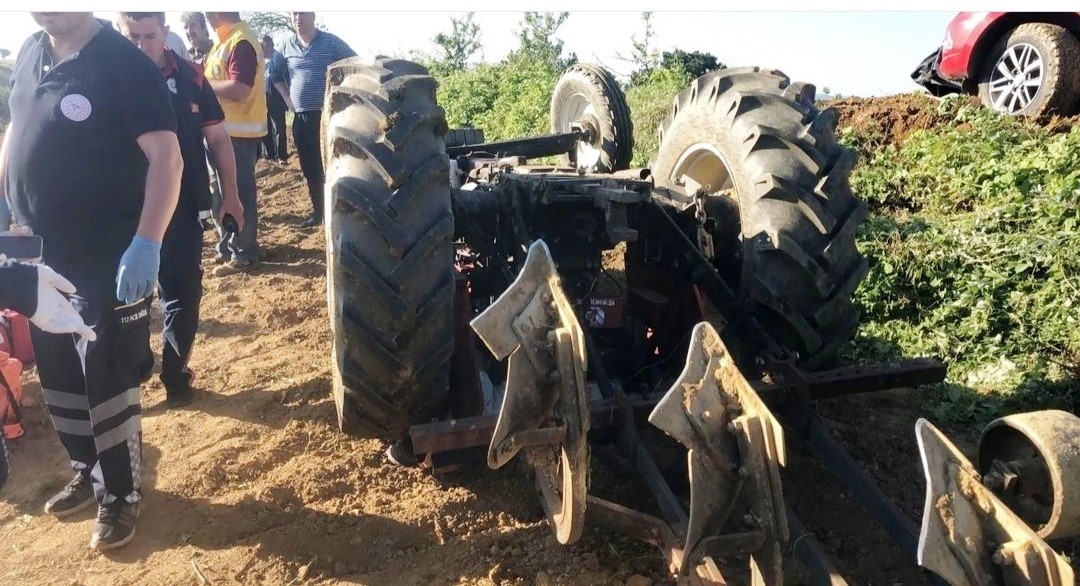 Simav’da devrilen traktörün altında kalan çiftçi hayatını kaybetti