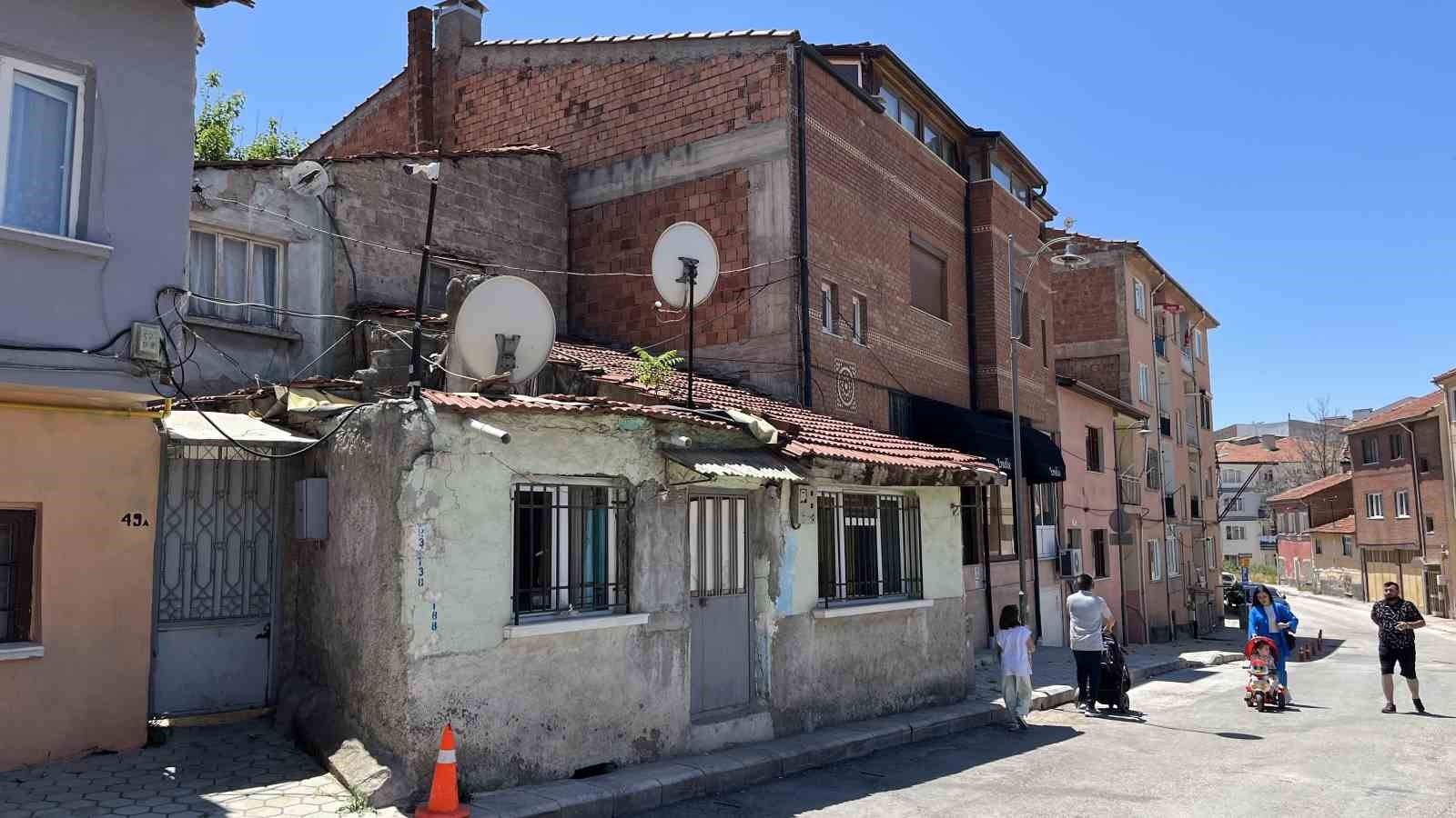 Eskişehir Büyükşehir Belediyesi’nin yıkmak istediği tarihi evler için mahalleli isyan etti