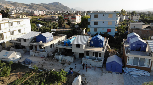 Deprem korkusu nedeniyle evlerinin üzerine çadır kurdular! Gören bir daha bakıyor