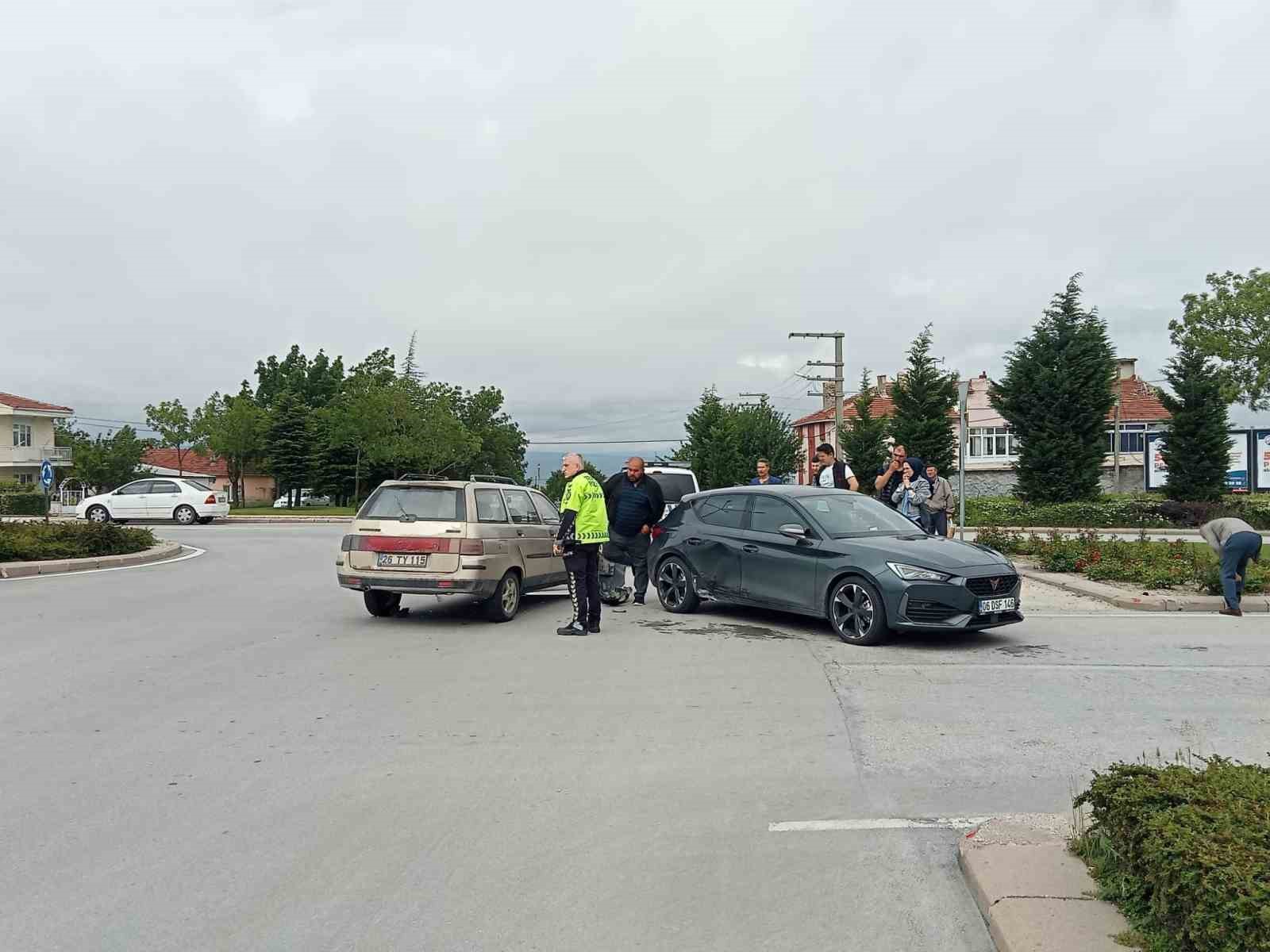 Eskişehir’de iki otomobil çarpıştı