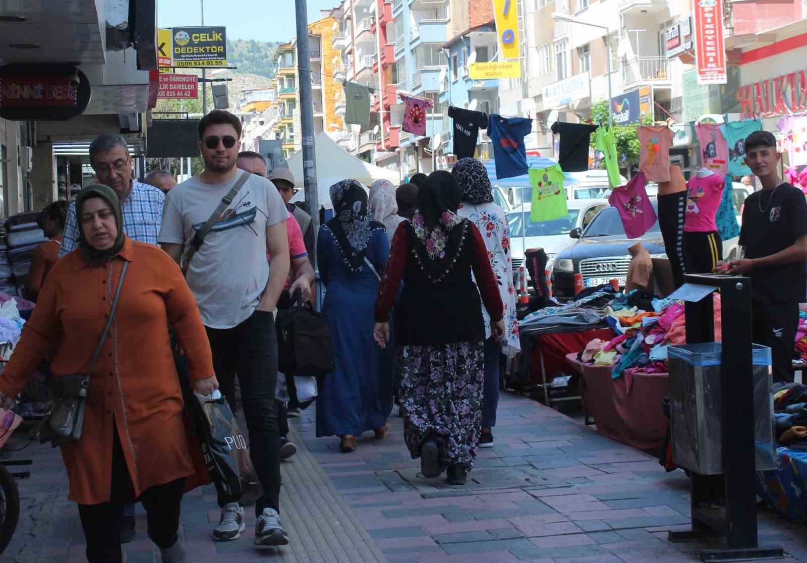 Afyonkarahisar’da semt pazarlarında Arife günü yoğunluğu