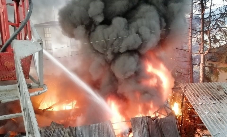 Simav’da iş yerinde çıkan yangın maddi hasara neden oldu