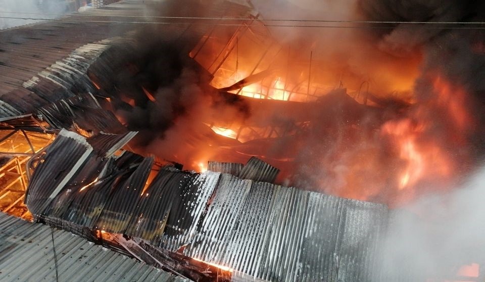 Simav’da iş yerinde çıkan yangın maddi hasara neden oldu