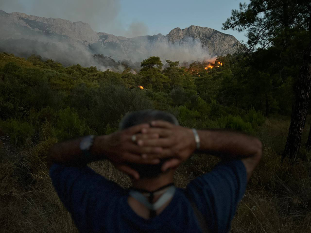 Orman yangınıyla mücadele eden Antalya'da ağaçların sıklığı ekipleri zorluyor! Havada yoğun bir trafik var