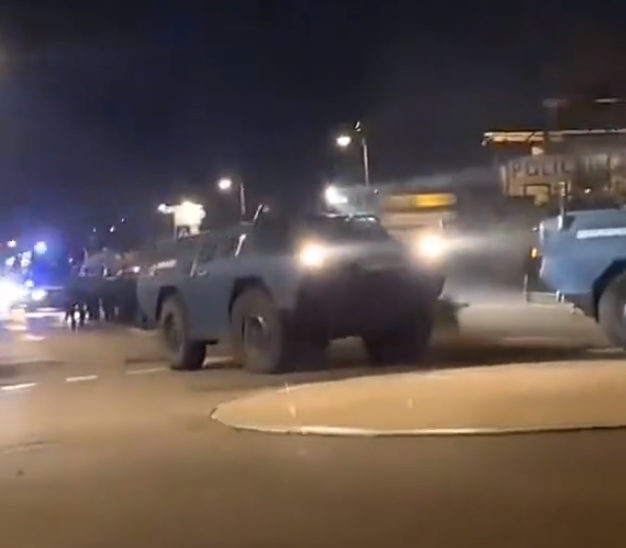 Fransa'da protestoları bastırmak için zırhlı araçlar devreye girdi