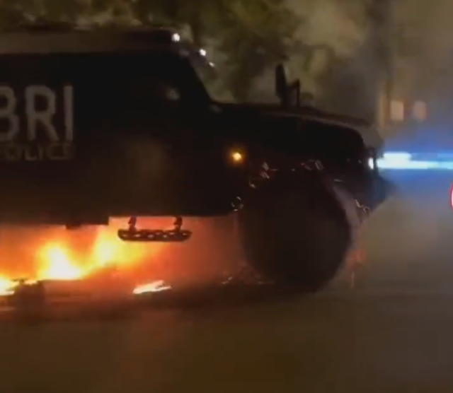 Fransa'da protestoları bastırmak için zırhlı araçlar devreye girdi