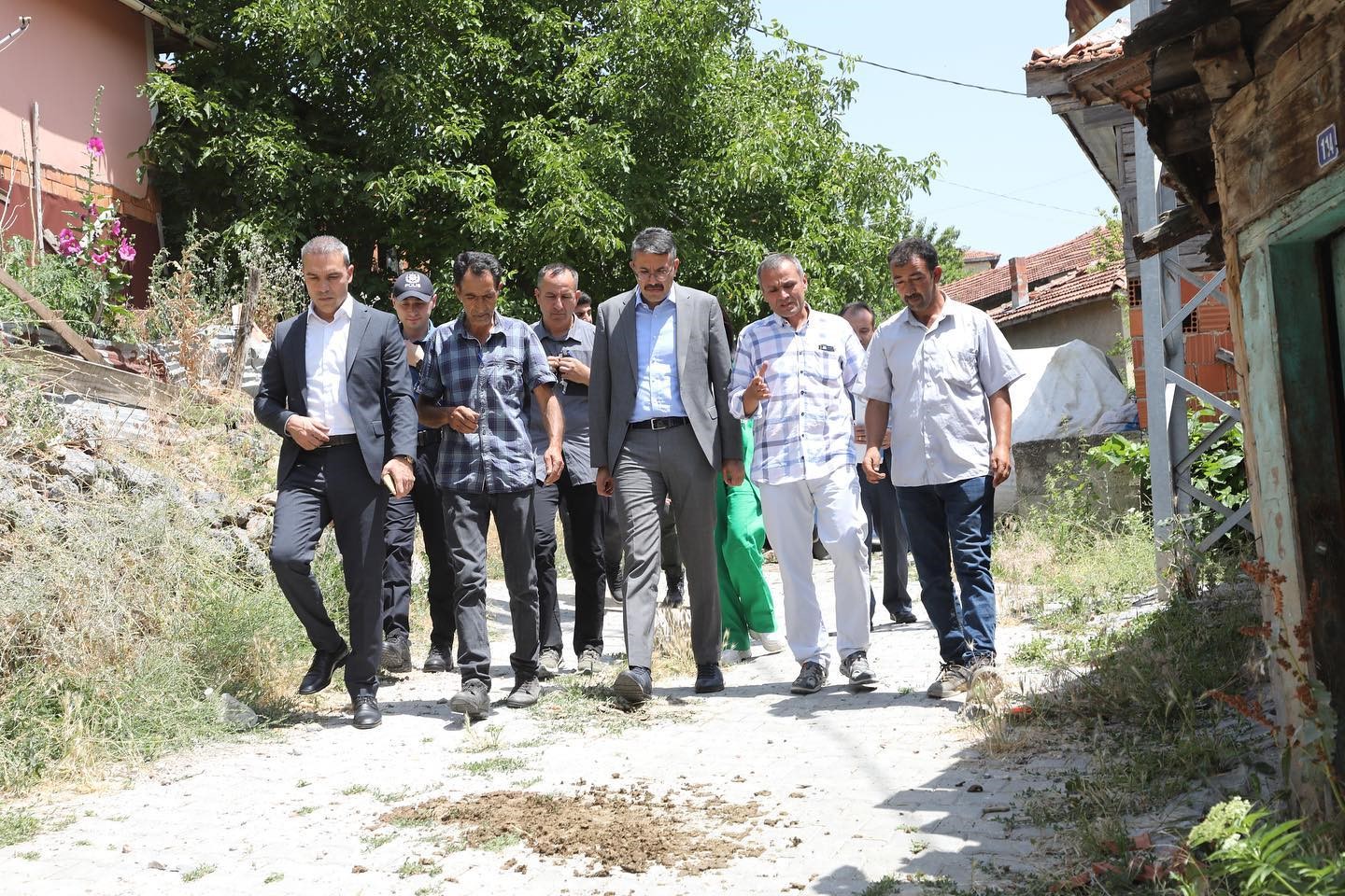 Vali Çelik, Emet’in köylerinde vatandaşların ihtiyaç ve taleplerini dinledi