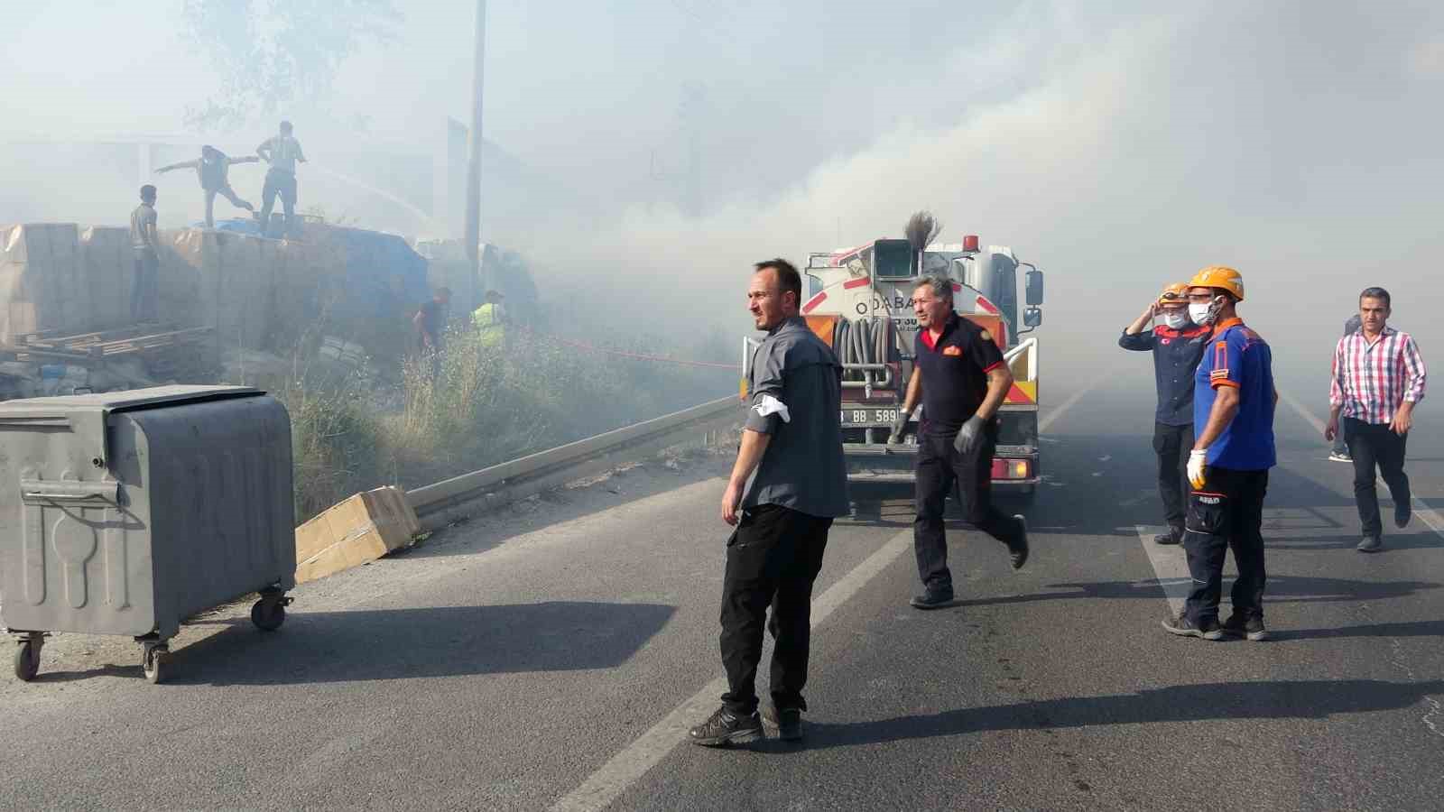 Kütahya’daki anız yangını porselen fabrikası ve satış mağazasına sıçradı