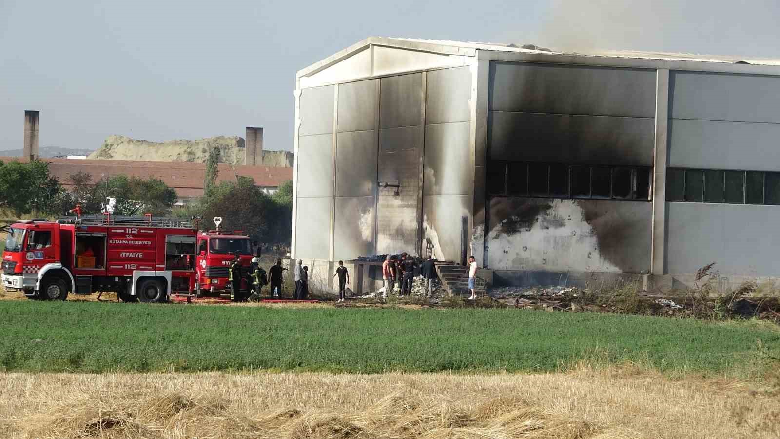 Kütahya’daki anız yangını porselen fabrikası ve satış mağazasına sıçradı