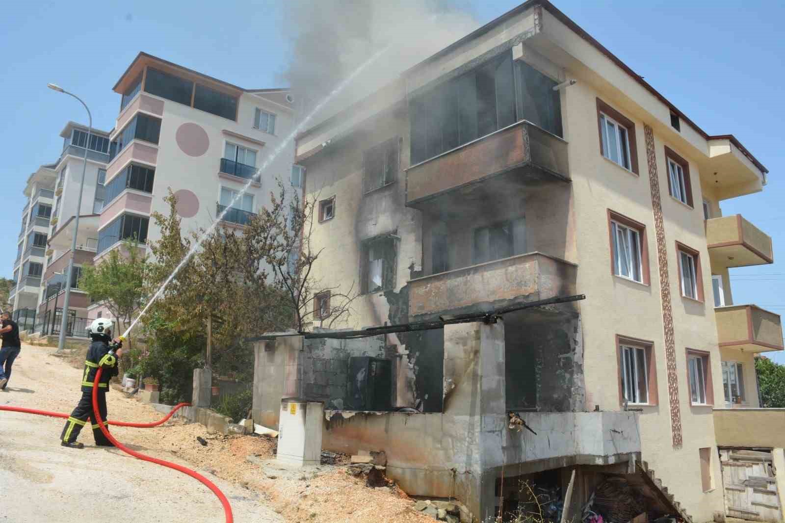 Bilecik’te yanan binada mahsur kalan 1’i bebek 3 kişi son anda kurtarıldı