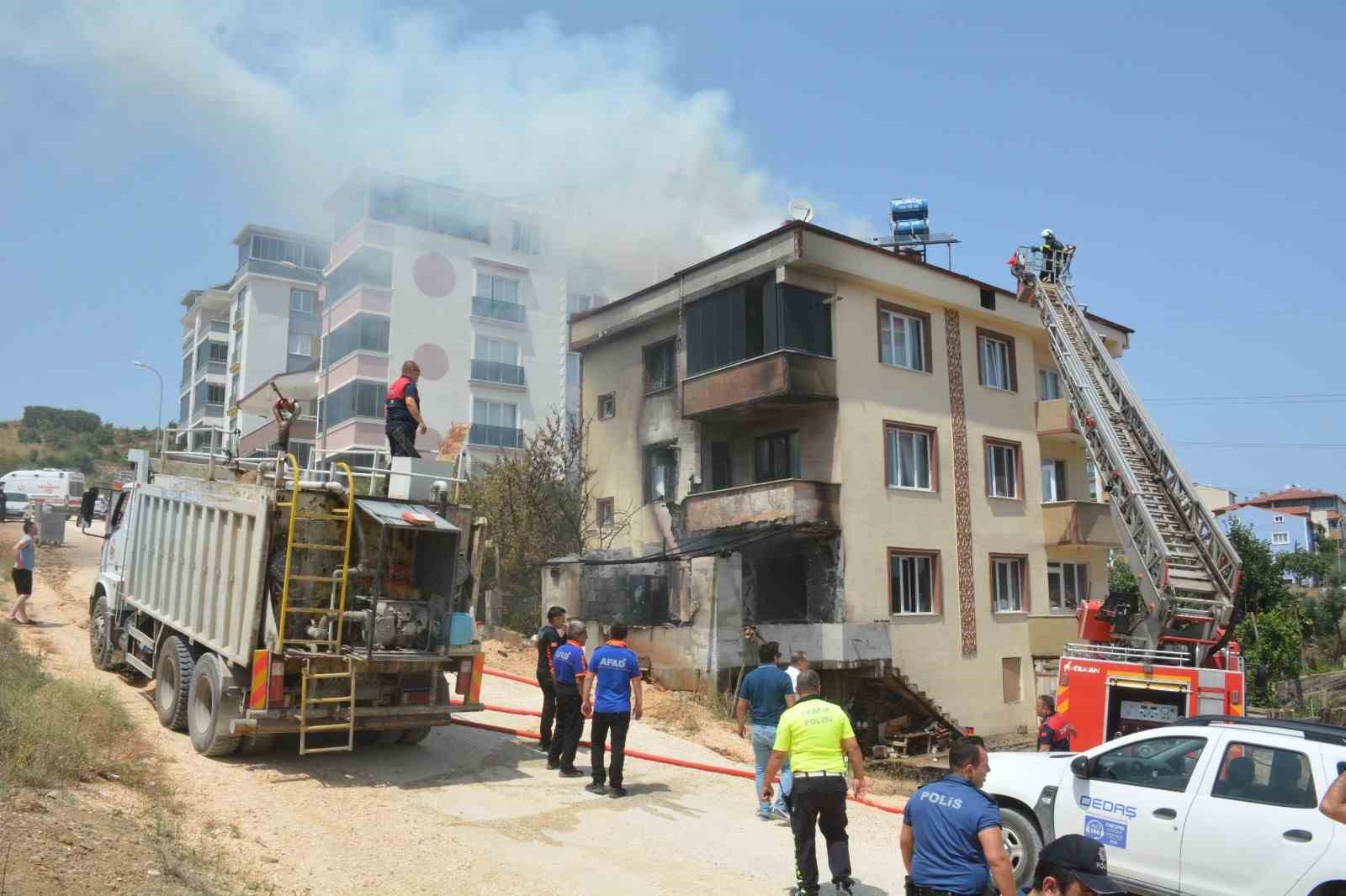 Bilecik’te yanan binada mahsur kalan 1’i bebek 3 kişi son anda kurtarıldı
