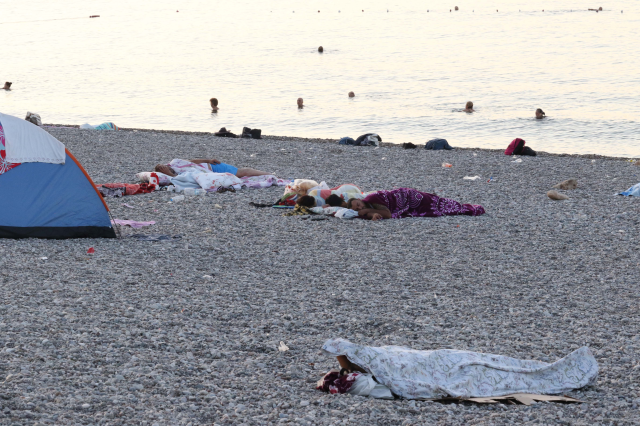 Sıcaklıkların rekor kırdığı Antalya'da vatandaşlar sahilde sabahladı
