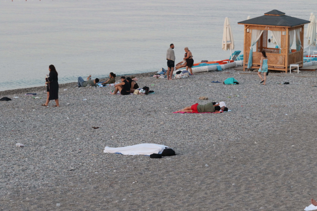 Sıcaklıkların rekor kırdığı Antalya'da vatandaşlar sahilde sabahladı