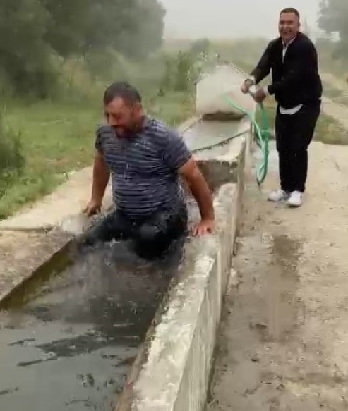 Bayram namazına gitmedikleri buz gibi suya atılan vatandaşlar muhtara sahip çıktı: Etkinlik çok güzeldi, kutluyoruz