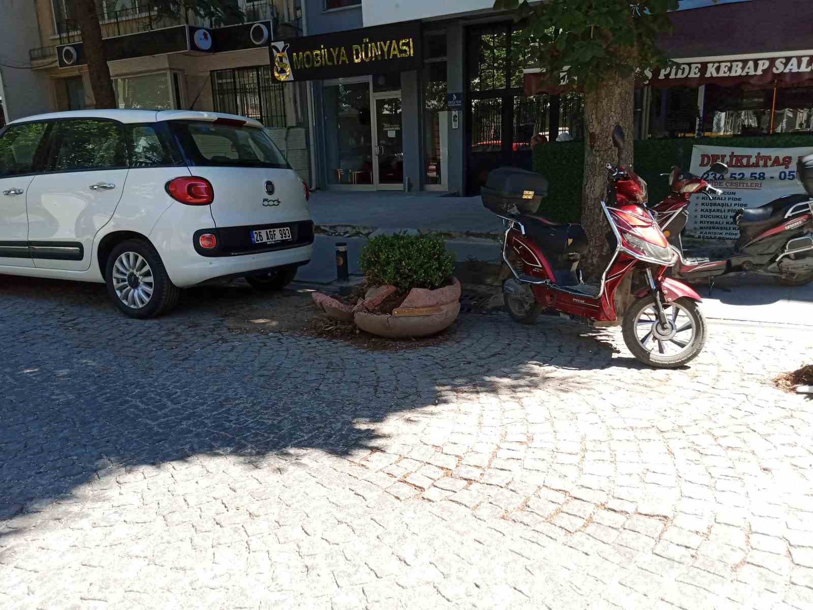 Eskişehir’de dikkatsiz sürücü aracını park ederken beton saksıyı kırdı