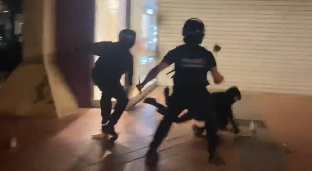 Fransa'da kaos hakim! Kalabalık grup mağazaları yağmalarken polise yakalandı