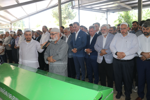 HÜDA PAR Adana İl Sekreteri Sacit Pişgin'in cenazesi binlerce kişinin katılımıyla defnedildi