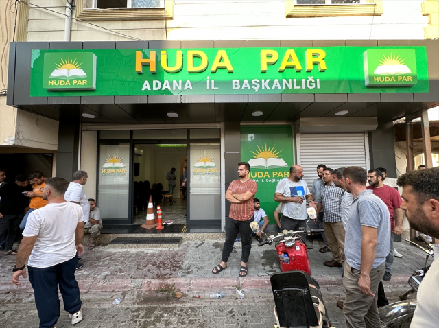 Adana'da öfkeli kalabalık, HÜDA Par binasını kana bulayan şüphelinin evine saldırdı